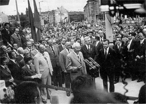 Velká sláva, 12. srpna 1978 otevírá prezident Gustáv Husák stanici Dejvická a tím i celou novou trasu A.