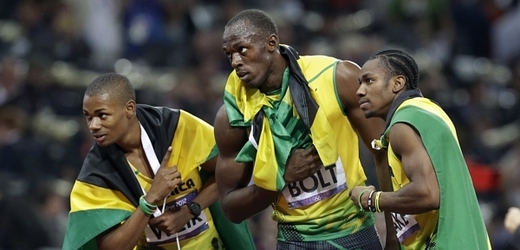 Usain Bolt (uprostřed) slaví třetí zlato na olympijských hrách.