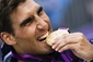 Je fakt zlatá? Oblíbený rituál olympijských vítězů - kousání do medaile - si vyzkoušel i Čech David Svoboda.