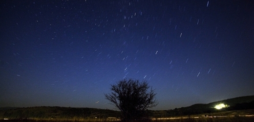 Na sedmdesát meteorů během hodiny vyletí v neděli před půlnocí ze souhvězdí Persea (ilustrační foto).