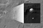Tento snímek zachycuje padák vozítka Curisoity při přistávání na povrchu Marsu.