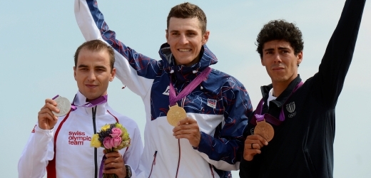 Jaroslav Kulhavý (uprostřed) na stupních vítězů.