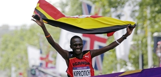 Stephen Kiprotich z Ugandy si doběhl pro zlatou medaili.