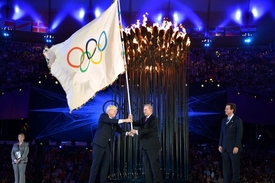 Starosta Londýna Boris Johnson (vlevo) předává olympijskou vlajku předsedovi Mezinárodního olympijského výboru Jacquesovi Roggeovi.