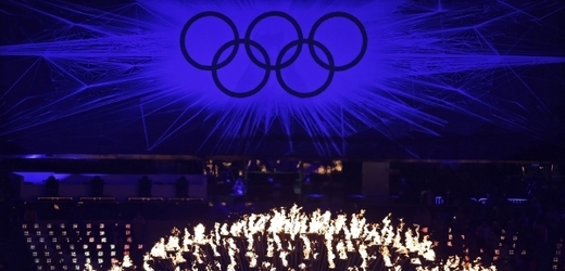 Ozářené olympijské kruhy slavnostně ukončily olympiádu v Londýně.
