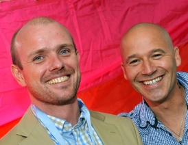 Pořadatel akce Czeslaw Walek a moderátor Jan Musil (v pravo) vystoupili na tiskové konferenci k zahájení druhého ročníku festivalu sexuálních menšin Prague Pride.