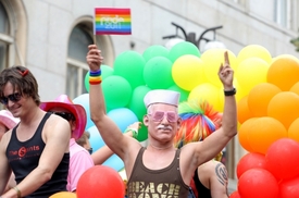 Homosexuál převlečený za prezidenta na minulém ročníku Prague Pride.