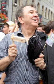 Fero Fenič na pochodu podporujícím gaye a lesby.