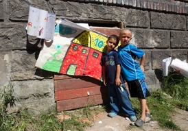 Dům v romském ghettu je v nevyhovujícím stavu, v okolí bydlí až 140 lidí.