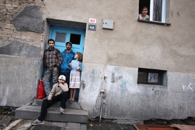 Romové vidí problém v tom, že nemohou setrvávat na obecních schodech a trávnících (ilustrační foto).