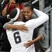 Americká první dáma Michelle Obamová objímá amerického basketbalistu Lebrona Jamese poté, co tým USA porazil Francii 98:71.