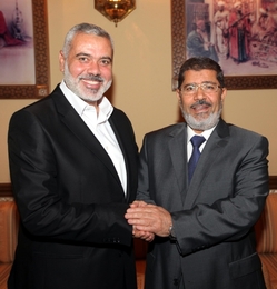 Šéf radikálního Hamasu v palestinské Gaze Ismáíl Haníja (vlevo) je s novým egyptským prezidentem Muhammadem Mursím jedna ruka.
