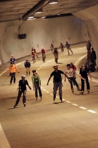 V Dobrovského tunelu proběhla hromadná jízda bruslařů a skateboardistů.