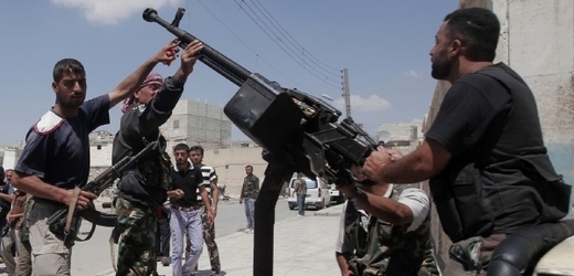 Syrští povstalci s ukořistěnou protiletadlovou zbraní.