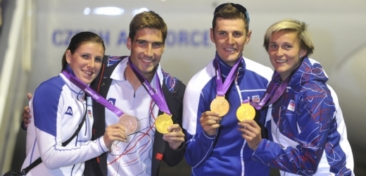 Do Prahy přiletěli poslední čtyři medailisté.