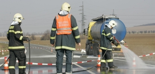 Hasiče i ekology zaměstnal zloděj, který kradl naftu z provrtané nádrže u nákladního vozu (ilustrační foto).