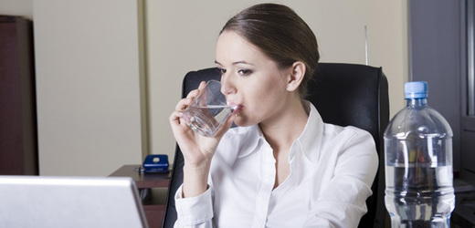 Téměř třem čtvrtinám lidí poskytuje zaměstnavatel k pití na pracovišti zdarma jen vodu (ilustrační foto). 
