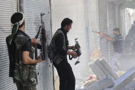 Syrští rebelové na předměstí Homsu.