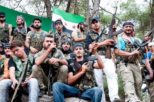 Syrští Turkmeni ukazují své zbraně severně od Latakíji.