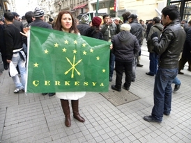 Čerkeská žena domonstruje za návrat krajanů do kavkazské domoviny.