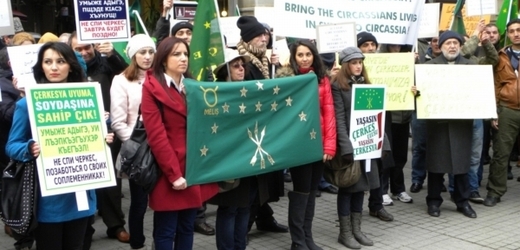 Demonstrace Čerkesů v Istanbulu za právo na návrat krajanů do kavkazské domoviny.