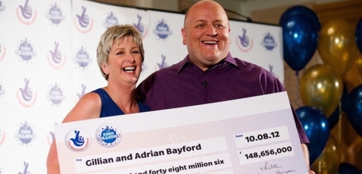 Manželé Gillian a Adrian Bayfordovi se šekem.