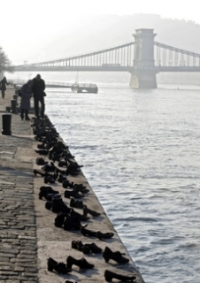 Svérázný pomník na nábřeží Dunaje upomíná na příkaz budapešťským Židům zout si boty, než byli hromadně popraveni a povaleni do řeky.