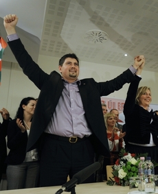 Csanád Szegedi slaví zvolení do Evropského parlamentu.