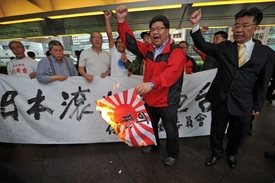 Čínští nacionalisté v Hongkongu pálí japonskou válečnou vlajku.