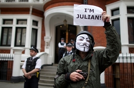 Juliana Assange podporují i stoupenci hnutí Anonymous. To oni mu údajně poradili, aby se uchýlil na ekvádorskou ambasádu. 