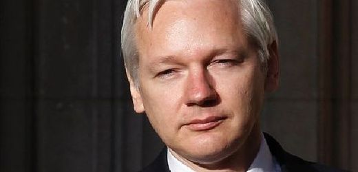 Assange má azyl. Ale jak se dostane z obkličené ambasády? 