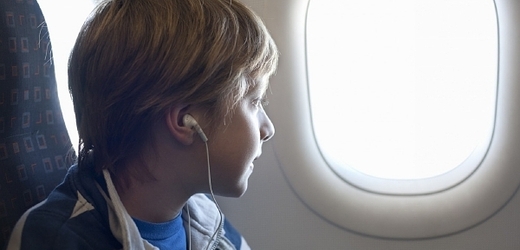 Podle stávajících předpisů nesmí vedle dětí cestujících letadlem bez doprovodu sedět muži (ilustrační foto).