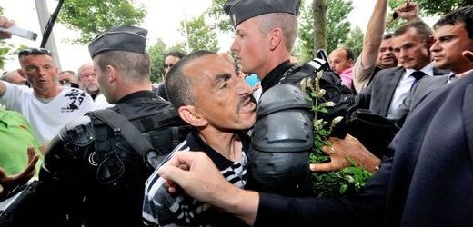 Muž se snaží debatovat s francouzským minsitrem Manuelem Valls em, který přijel 14. srpna do Amiens.