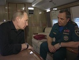 Uvnitř prezidentského vrtulníku. Vladimír Putin jedná s ministrem pro mimořádné situace Vladimírem Pučkovem.