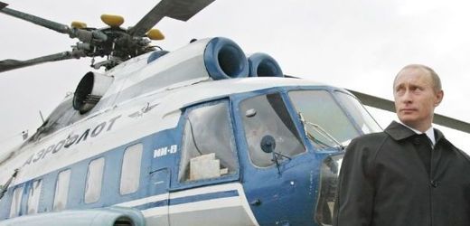 Vladimír Putin u své prezidentské helikoptéry.