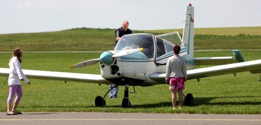 V polích u Dolního Benešova na Opavsku havarovalo vyhlídkové letadlo. Na místě jsou dva zranění (ilustrační foto).