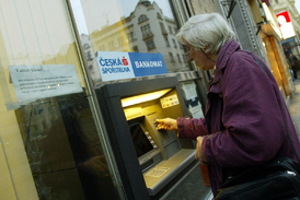 První výběr ze sociálních karet má být u bankomatu zdarma (ilustrační foto).