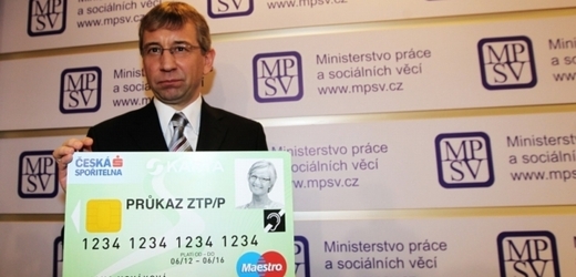 Ministr práce a sociálních věcí Jaromír Drábek se zvětšenou sociální kartou.