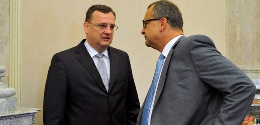 Premiér Petr Nečas v rozhovoru s ministrem financí Miroslavem Kalouskem.