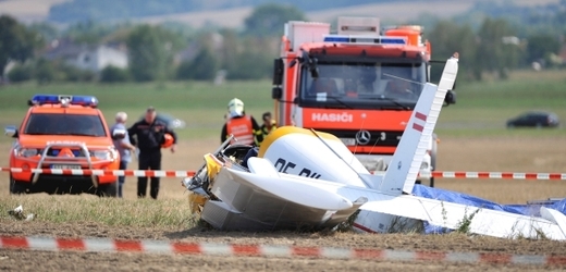 U Dolního Benešova na Opavsku havarovalo při přistání čtyřmístné jednomotorové letadlo z Rakouska. Dvoučlenná posádka zahynula.