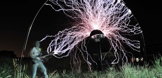 Teslův transformátor vyrábí vysoké napětí při vysokých frekvencích, takže působí jako obří stroj na blesky.