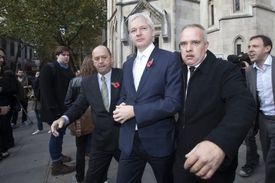 Assange odchází od nejvyššího soudu v Londýně, který rozhodl o jeho vydání do Švédska. 
