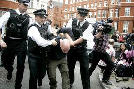 Police odvádí příznivce Assangeho od ekvádorské ambasády.