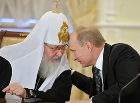 Putin a patriarcha Kirill symbolizují novodobé "sepětí trůnu a oltáře".