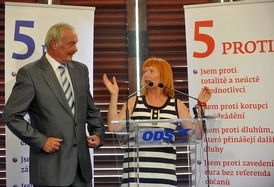 Přemysl Sobotka (ODS) na tiskové konferenci ke své kampani s moderátorkou Bárou Štěpánovou.