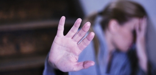 Mnoho lidí vydrží domácí násilí po mnoha let, než se rozhodnou utéci (ilustrační foto).