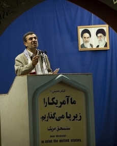 Projev íránského prezidenta Mahmúda Ahmadínežáda na Teheránské univerzitě. 
