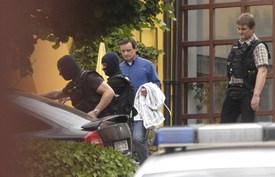 Bývalého hejtmana Davida Ratha odváží policejní eskorta do vazební věznice v Litoměřicích.