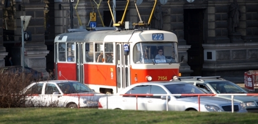 V Praze se srazila tramvaj s nákladním autem (ilustrační foto).