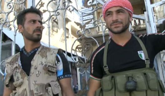 Syrští opoziční bojovníci s granáty od Švýcarů (Screeshot SF 1). 